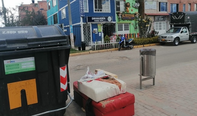 Vecinos del barrio Caminos de Esperanza en Suba, piden trasladar contenedores de basuras por malos olores