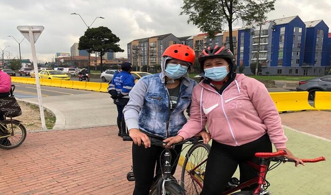 Ciclistas celebran la inauguración de la nueva ciclorruta en la calle 13