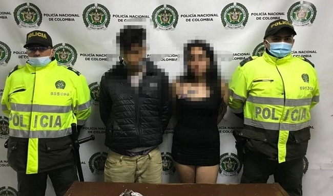 Policía captura a una pareja señalada de atracar a un conductor en Bogotá