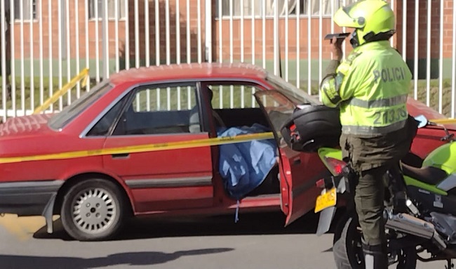 Muere de un infarto un hombre cuando manejaba su auto en el barrio el Tunal