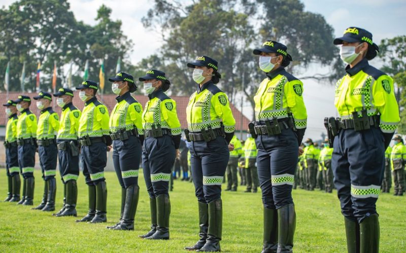 “Le seguimos cumpliendo a Bogotá con mil nuevos policías que llegan para reforzar la seguridad” MinDefensa.