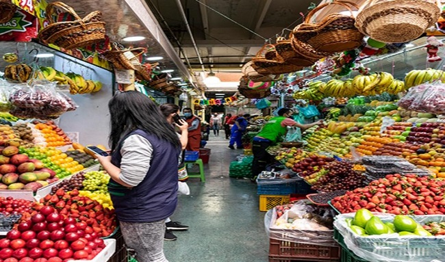 Las plazas distritales de mercado amplían su horario en fiestas en fin de año