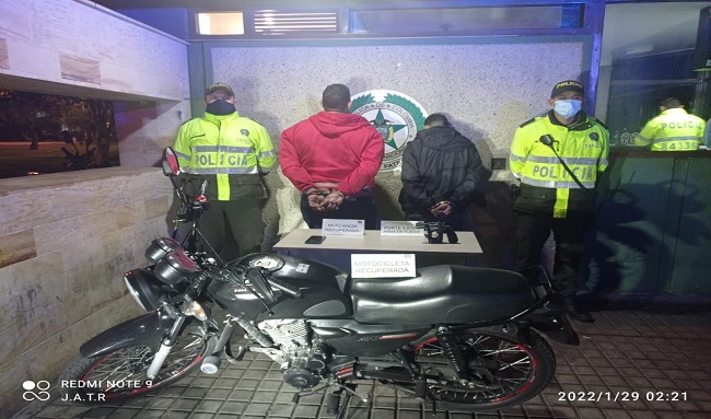 Dos capturados por robo de motocicleta y celular en Suba