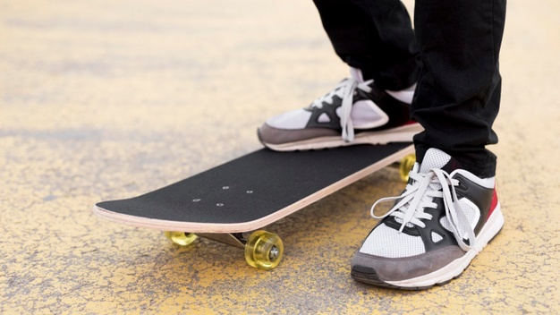 Controversia por joven que transita sobre una patineta en la Avenida Suba