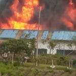 Cinco heridos y seis vehículos incinerados, deja explosión en fábricas de alcohol en Chipaque, Cundinamarca