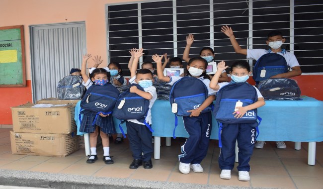 Enel Colombia entrega, a niños y jóvenes en condiciones de vulnerabilidad, 1.500 kits escolares elaborados por excombatientes