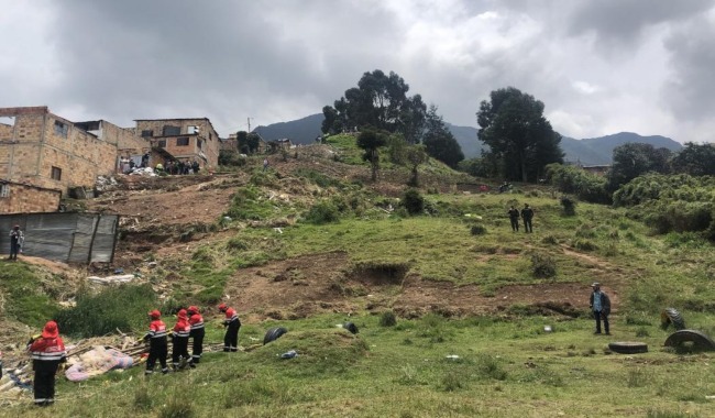 Ocho viviendas colapsaron tras un deslizamiento en Usme , al sur de Bogotá