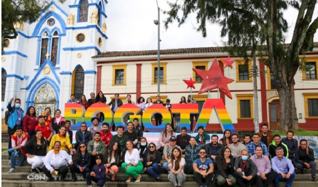 Banderas del orgullo LGTBI y del orgullo Trans se<br>izaron en la Alcaldía Local de Suba