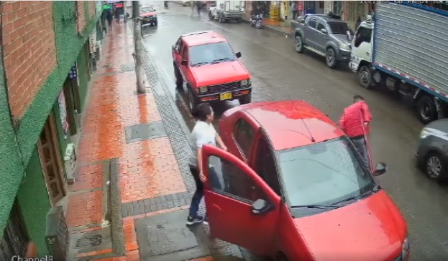 Intentan robar un carro en Suba, pero fueron sorprendidos por el propietario