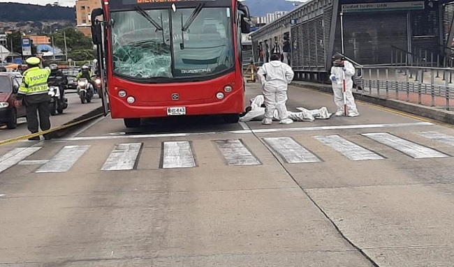 Accidente que involucra a bus articulado deja un peatón muerto en Suba