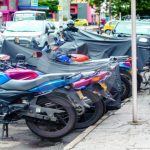 Denuncia vecinal: las motos se adueñan de los andenes en Suba