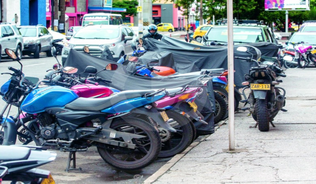 Denuncia vecinal: las motos se adueñan de los andenes en Suba