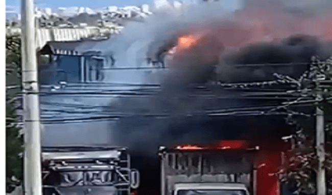 Atención: Fuerte incendio se registra en bodega en la vía Cota-Bogotá este martes