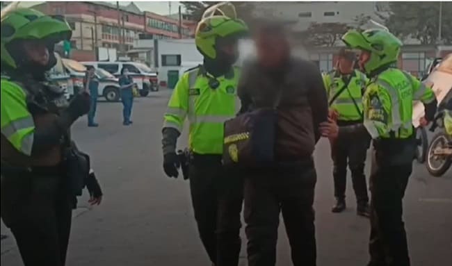Policía capturó a un hombre por uso ilegal de uniformes e insignias oficiales