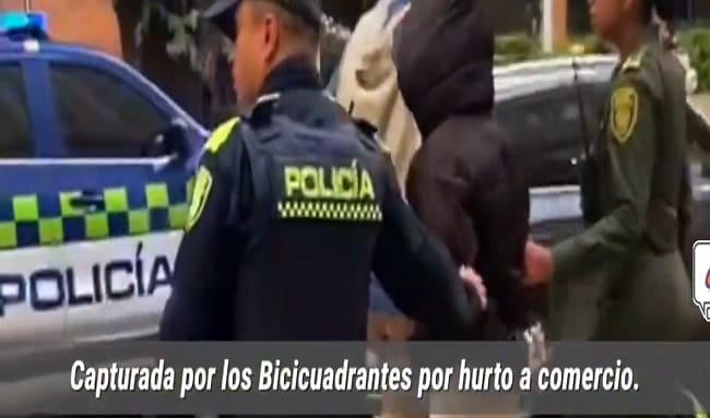 Bicicuadrantes capturaron a una mujer por hurtar ropa en un local de la Zona T