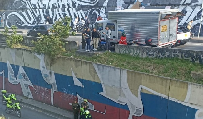 Última Hora: Mujer se lanza desde el puente de la virgen en Suba