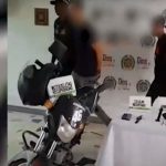 Dos hombres capturados cuando intimidaban a su víctima y hurtaban motocicleta