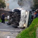 Grave accidente entre camioneta y bus escolar en Bogotá