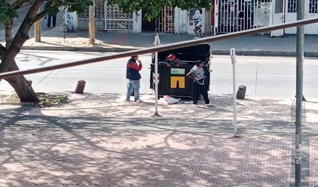 Criminales se esconden en contenedores de basura para robar en La Fontana, Suba