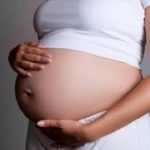 Mujer embarazada es apuñalada por su esposo y bebé muere