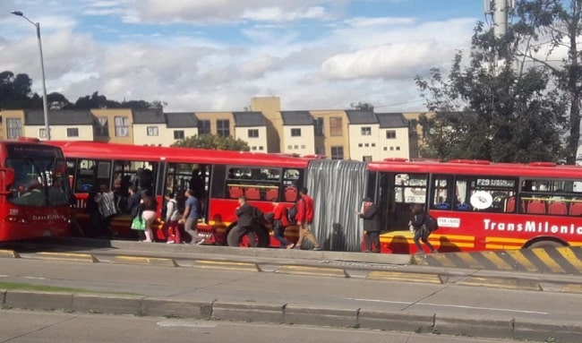 Caos en la Avenida Suba: Bus de Transmilenio averiado provoca trancón