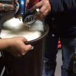Descubren el mayor expendio de cerveza vencida en Ciudad Bolívar: un peligro para la salud pública