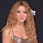 Fanático intenta besar a Shakira en encuentro público