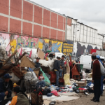 Niñas del barrio María Paz deben atravesar la peor olla del país para poder ir a clases