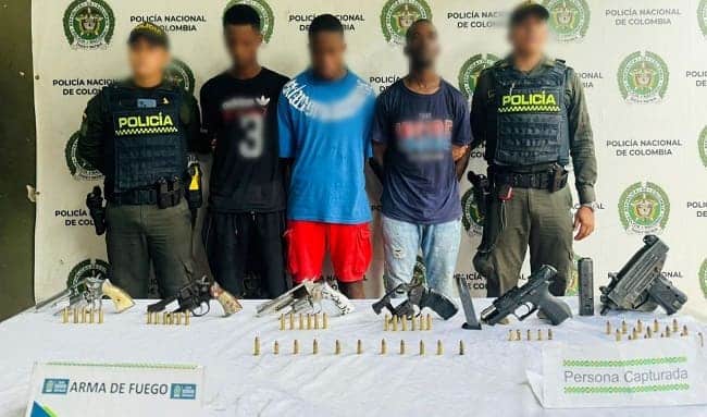 Tres sujetos armados hasta los dientes capturados en el barrio La Alhambra por tráfico de armas