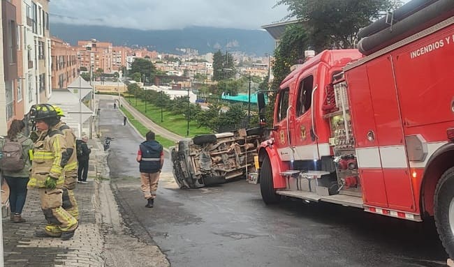 Volcamiento de camión generó problemas de movilidad en Colina Campestres, Suba