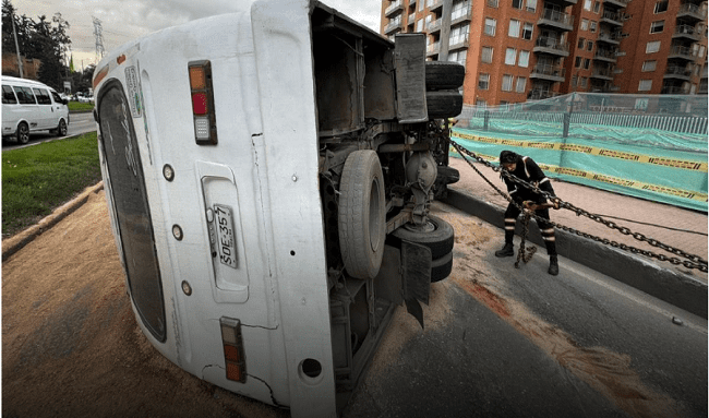 Última Hora: Bus volcado en la Avenida Boyacá genera caos vial en el occidente de Bogotá