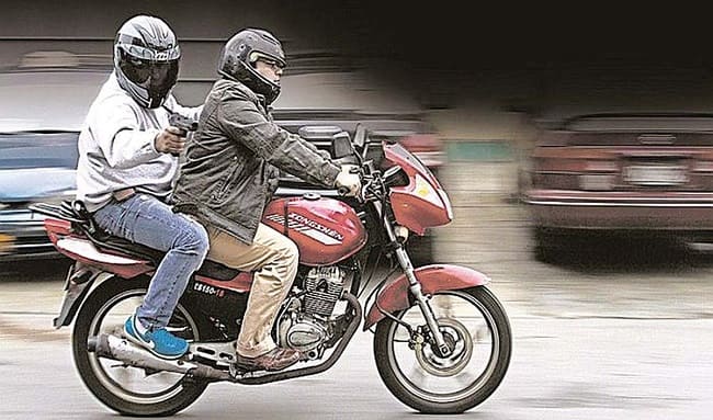 Dos hombres en moto asaltan a una mujer en Cafam, Suba