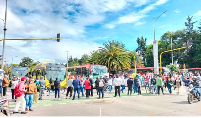 Caos en Suba: Vendedores ambulantes paralizan TransMilenio y exigen derecho al trabajo