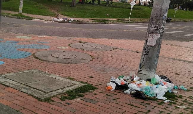 Aumenta el arrojo clandestino de basuras cerca del Colegio Gerardo Molina en la Urbanización Cafam