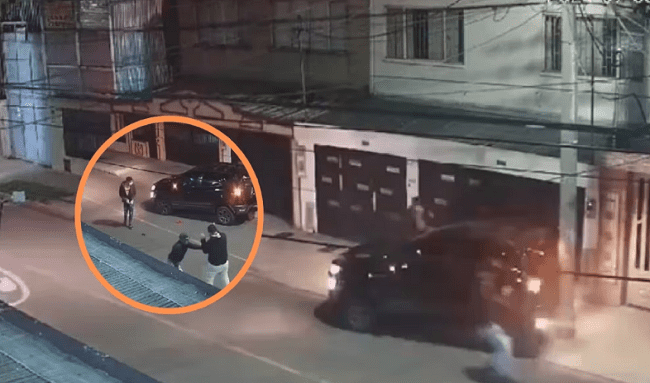 Caos en Bogotá: Ciudadano estrella su carro contra un poste para escapar de atraco