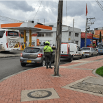 Comunidad denuncia invasión de senderos peatonales por vendedores y malparqueo de vehículos en la AV Ciudad de Cali