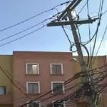 Denuncian poste de energía a punto de colapsar en el barrio Ciudad Hunza mientras Codensa hace caso omiso