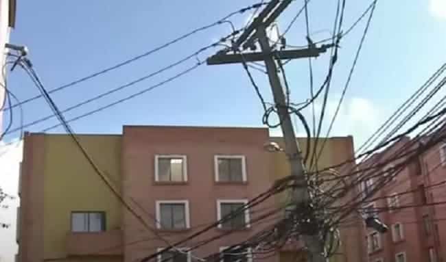 Denuncian poste de energía a punto de colapsar en el barrio Ciudad Hunza mientras Codensa hace caso omiso