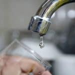 Dos barrios afectados por daño en red de Acueducto: más de 24 horas sin suministro de agua potable