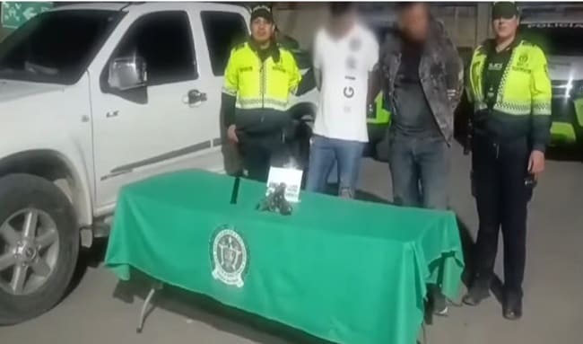 Tras persecución Policía capturó a dos personas y recuperó una camioneta