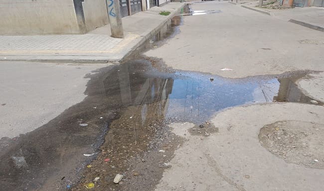 Denuncian escapes de agua potable y falta de presión en barrio Villa Cindy