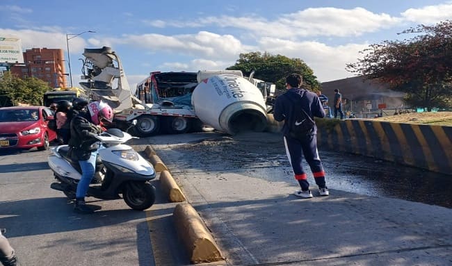 Esto es lo que se sabe del accidente del choque entre un camión mezclador de cemento y un Transmilenio