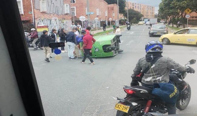 Moto taxi volcado en la entrada de Bilbao