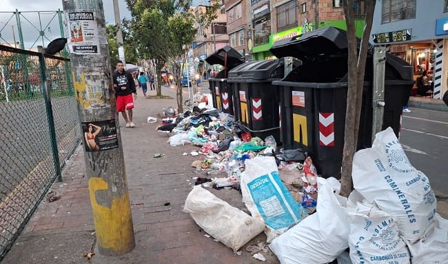 Vecinos de Tibabuyes Universal en Suba luchan contra los chulos y la basura