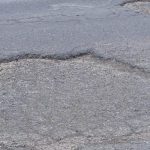 Huecos en la Calle 132D de La Toscana ponen en peligro a conductores y ciclistas