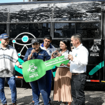 Gobernadora del Meta entrega bus acondicionado para personas con capacidades especiales en Restrepo