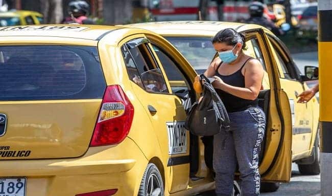 Pasajera denuncia robo en Suba: taxista rompió billete tras alegar que era falso