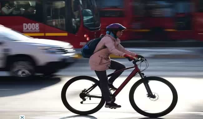 Violento asalto a ciclista en Santa Cecilia: Dos hombres atacan a una mujer y la derriban de su bicicleta