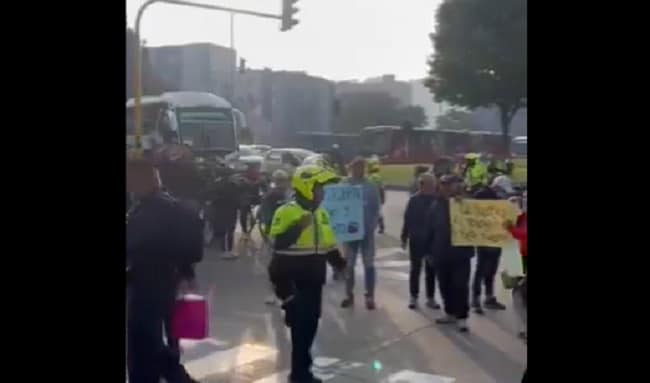 Vendedores informales bloquean la avenida 139 con 99 en inmediaciones de la estación de TransMilenio La Campiña