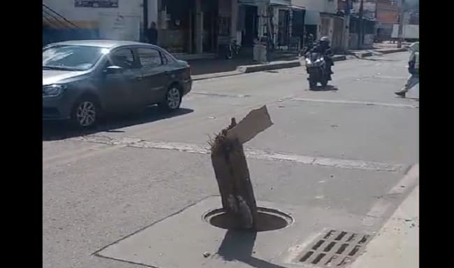 ¡Peligro en las vías! Robo de tapas de alcantarilla pone en riesgo a peatones y conductores cerca a la Clínica Corpas